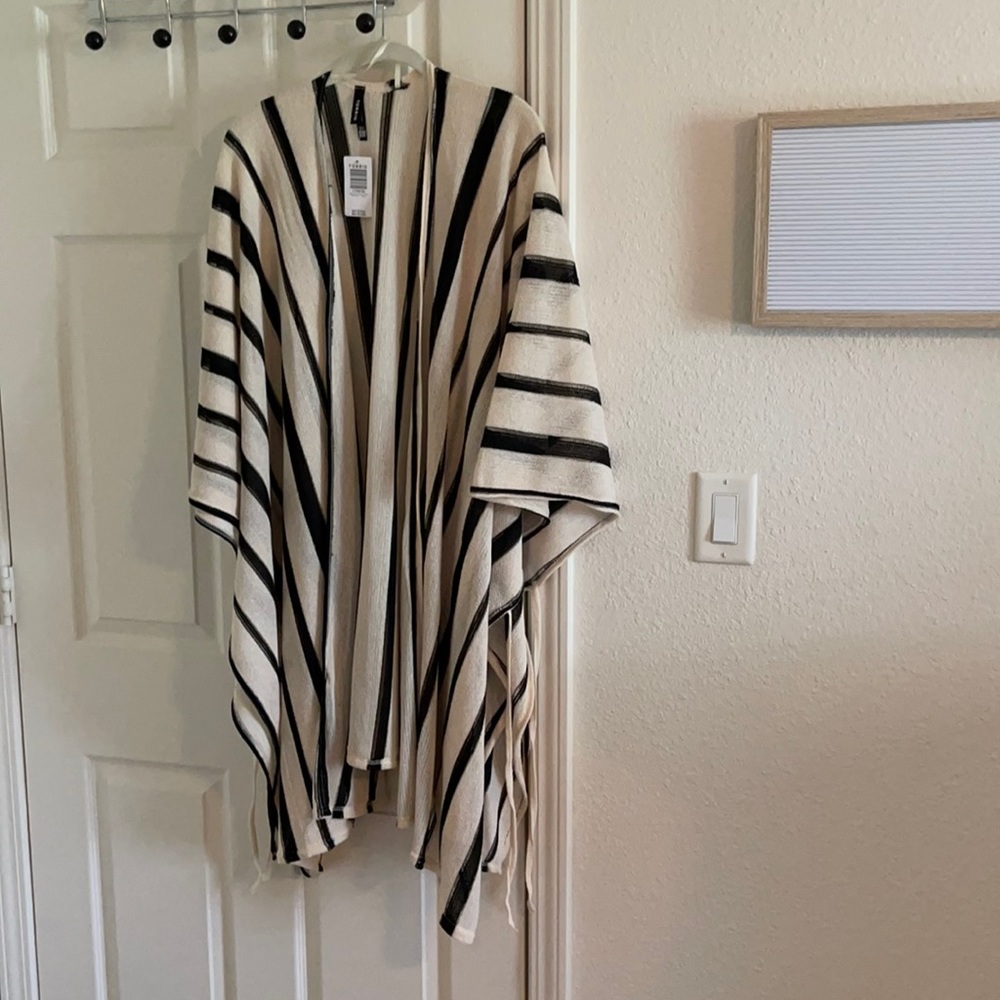 NWT torrid Black/Ivory striped Ruana